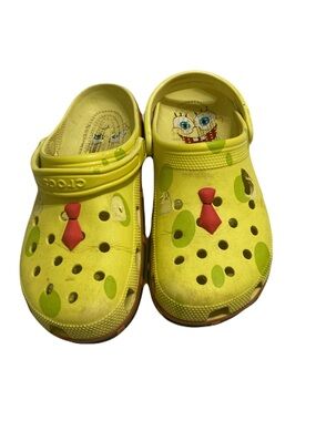 CROCS Yellow SpongeBob Graphic Kids Clogs with Red Tie Jibbitz